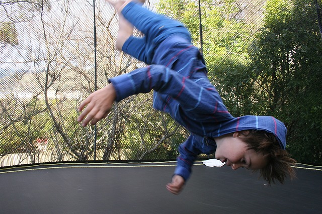 chlapec, skok, trampolina