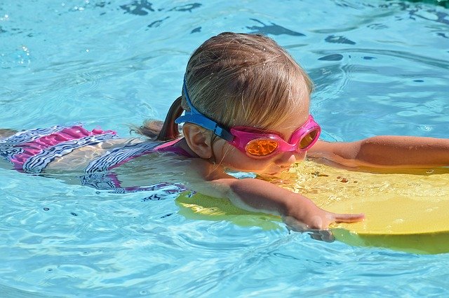 holčička v bazénu.jpg