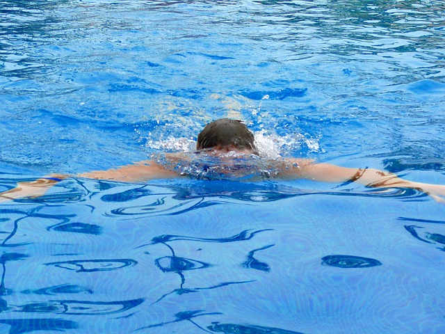 plavání v bazénzu.jpg